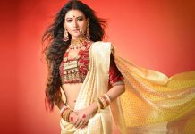 এই শারদীয়ায় পূজার সাজে নায়িকা