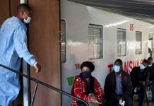 ওমিক্রন ধরনের জন্য দক্ষিণ আফ্রিকাকে শাস্তি দেওয়ার অভিযোগ