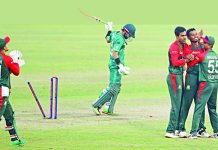 শেষ বলে তৈরি হলো বিতর্ক