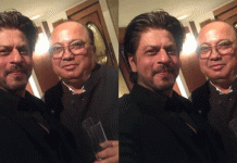 বাবার সঙ্গে নিজেই সেলফি তুলেছেন শাহরুখ!