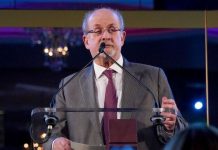 ছুরিকাহত সালমান রুশদি লাইফ সাপোর্টে, এক চোখ নষ্টের ঝুঁকি