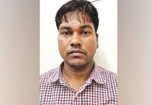 বোমা মেরে এলাকা ফাঁকা পিস্তল ঠেকিয়ে ডাকাতি