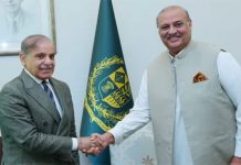 সেনা কাঁধে মাথা রেখে নওয়াজের বুকে কাকার