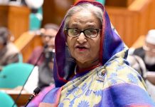 সংসদে প্রধানমন্ত্রীর পা ছুঁয়ে সালাম এমপিদের, সেলফি তোলার হিড়িক