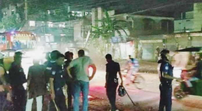 ফেসবুকে ‘হা হা’ দেওয়াকে কেন্দ্র করে দুই গ্রুপের সংঘর্ষ, ১০ দোকান ভাঙচুর