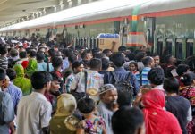 ট্রেনে বেড়েছে চাপ, যাচ্ছেন বিনা টিকিটের যাত্রীরাও