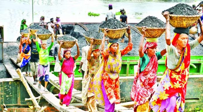 সংসার চলে না শ্রমিকের বেঁচে থাকাই চ্যালেঞ্জ