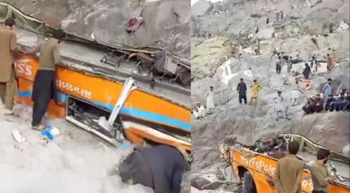পাকিস্তানে বাস খাদে পড়ে নিহত ২০