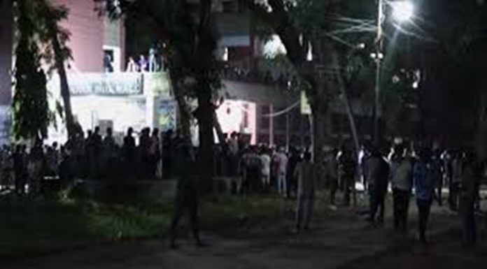রাবি ছাত্রলীগে সংঘর্ষ অস্ত্রের মহড়া