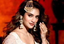 মাতৃদিবসে ছেলে ঈশানকে প্রথমবার প্রকাশ্যে আনলেন নুসরাত