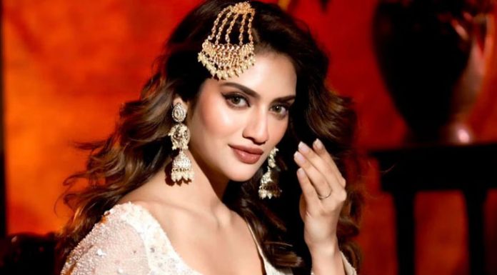 মাতৃদিবসে ছেলে ঈশানকে প্রথমবার প্রকাশ্যে আনলেন নুসরাত