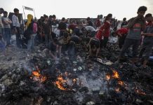 ইসরাইলের বোমার আগুনে পুড়ে মরছে ফিলিস্তিনিরা