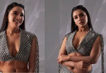 বয়স লুকাতে গিয়ে বেকায়দায় খোলামেলা রুনা খান