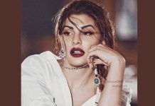 সমুদ্র পাড়ে মোহময়ী রূপে জ্যাকলিন