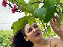 ফেসবুকে নতুন ছবি জয়ার, ভক্তরা যা বলছেন