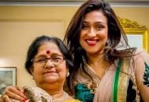 মা হারিয়েছেন ঋতুপর্ণা