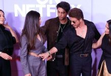 ক্যামেরায় পোজ দিতে গিয়ে বাবার কাণ্ডে লজ্জায় লাল শাহরুখকন্যা সুহানা