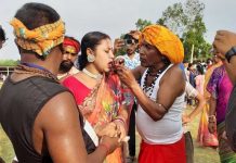 চড়ক পূজায় শিবের ভক্তদের শারীরিক কসরত