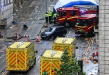 লিভারপুলের শিরোপা উদযাপনে সমর্থকদের ভিড়ে উঠে গেল গাড়ি, আহত ২৭