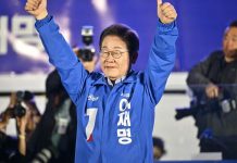 নিরঙ্কুশ জয়ের পর দক্ষিণ কোরিয়ার প্রেসিডেন্ট লি’র ক্ষমতা গ্রহণ