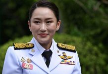 প্রধানমন্ত্রীর পদ হারিয়ে সংস্কৃতিমন্ত্রী হলেন পেতংতার্ন