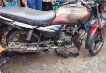ট্রাফিক পুলিশের ওপর ক্ষুব্ধ হয়ে মোটরসাইকেলে আগুন