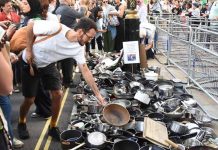 ব্রিটিশ প্রধানমন্ত্রীর কার্যালয়ের সামনে ১০০০ হাঁড়ি পাতিল, কিন্তু কেন?