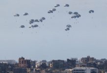 গাজায় প্যারাসুটের মাধ্যমে ২৫ টন খাদ্যপণ্য ফেলল আমিরাত ও জর্ডান