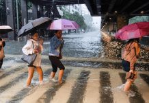 টাইফুন রাগাসার কারণে ৩৬ ঘণ্টা বন্ধ হতে পারে হংকং বিমানবন্দর
