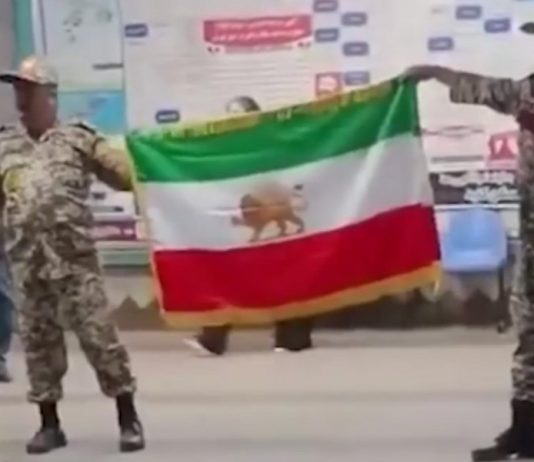 ইরানে সামরিক পোশাকে রাজতন্ত্রপন্থী পতাকা নিয়ে ছবি, গ্রেপ্তার ২