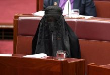 বোরকা পরে সিনেটে উপস্থিত অস্ট্রেলিয়ান নেতা
