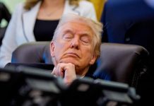 অনুষ্ঠানের মাঝেই ‘ঘুমিয়ে’ পড়লেন ট্রাম্প, দেখুন ছবিতে