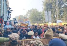 দিল্লিতে বাংলাদেশ হাইকমিশনের সামনে বিভিন্ন হিন্দু সংগঠনের বিক্ষোভ ও সংঘর্ষ