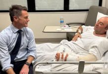 অস্ট্রেলিয়ায় হামলাকারীর অস্ত্র ছিনিয়ে নেওয়া ব্যক্তিটি কে?