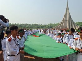 জাতীয় স্মৃতিসৌধে শ্রদ্ধা জানাতে সাধারণ মানুষের ঢল