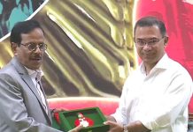 স্বাধীনতা পুরস্কার দিচ্ছেন প্রধানমন্ত্রী