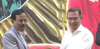 স্বাধীনতা পুরস্কার দিচ্ছেন প্রধানমন্ত্রী