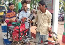 সেচযন্ত্র কাঁধে নিয়ে ঘুরছেন পাম্পে পাম্পে, মিলছে না পর্যাপ্ত তেল