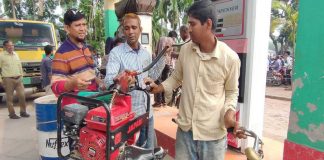 সেচযন্ত্র কাঁধে নিয়ে ঘুরছেন পাম্পে পাম্পে, মিলছে না পর্যাপ্ত তেল