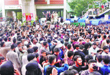 বিচার দাবিতে ক্ষোভে ফুঁসছে মানুষ