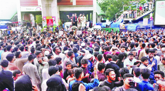 বিচার দাবিতে ক্ষোভে ফুঁসছে মানুষ