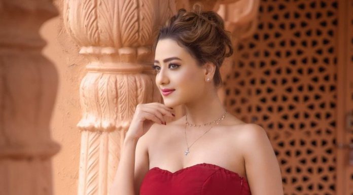 ‘মিটিংয়ে ডেকে পরিচালক আমাকে বিকিনি পরে দেখাতে বলেন’