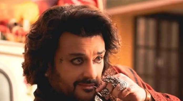 গয়না ও ট্যাটুতে নতুন লুকে ধরা দিলেন গায়ক আদনান সামি