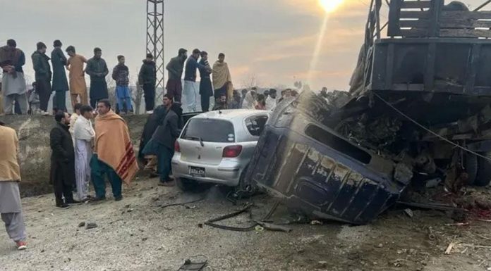 পাকিস্তানে বিস্ফোরকভর্তি ট্রাক নিয়ে হামলা, নিহত ৯