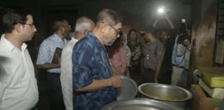 হাসপাতালে রোগীদের খাবার মুখে নিয়েই ফেলে দিলেন স্বাস্থ্যমন্ত্রী