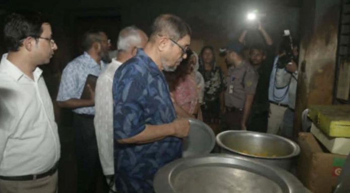 হাসপাতালে রোগীদের খাবার মুখে নিয়েই ফেলে দিলেন স্বাস্থ্যমন্ত্রী