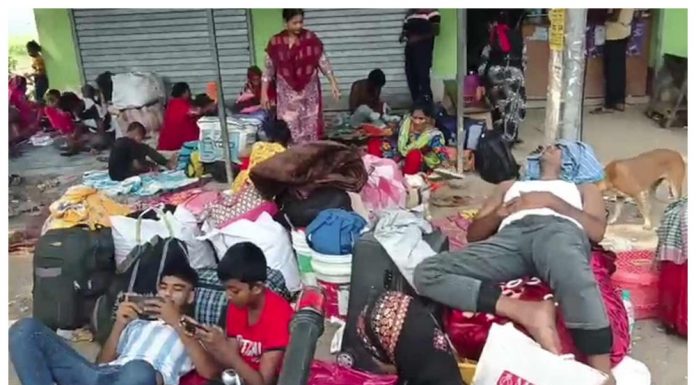 দেশে ফিরতে সীমান্তে ‘অনুপ্রবেশকারীদের’ ভিড়