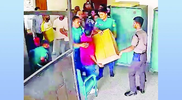 পুলিশের সামনে টেন্ডার বাক্স ছিনতাই, অনুরোধে ফেরত