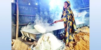 দুর্ভিক্ষের আবিষ্কার স্বরূপকাঠিতে মাটি সিদ্ধ করে লবণ