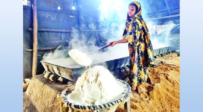 দুর্ভিক্ষের আবিষ্কার স্বরূপকাঠিতে মাটি সিদ্ধ করে লবণ